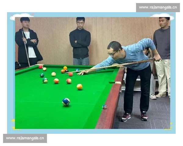 精彩激烈的球场对决竞技盛宴团队合作与个人突破的完美结合