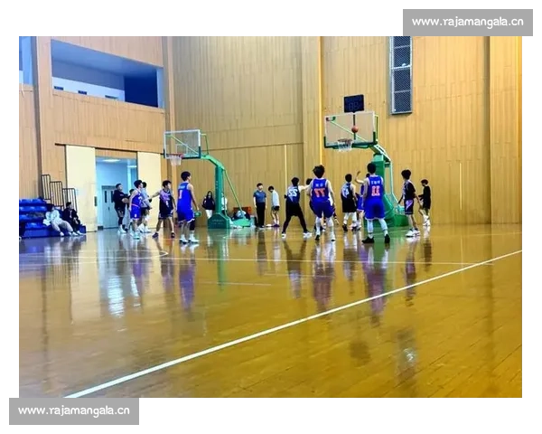 激烈角逐与精彩瞬间揭示篮球赛场背后的拼搏与团队精神